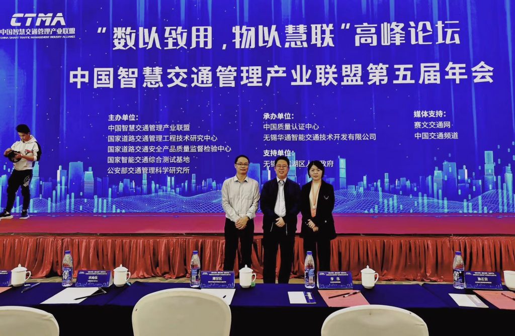 左一：副總裁林科、中間：CEO陳寧寧博士、右一：品牌策劃部總監(jiān)修甜甜