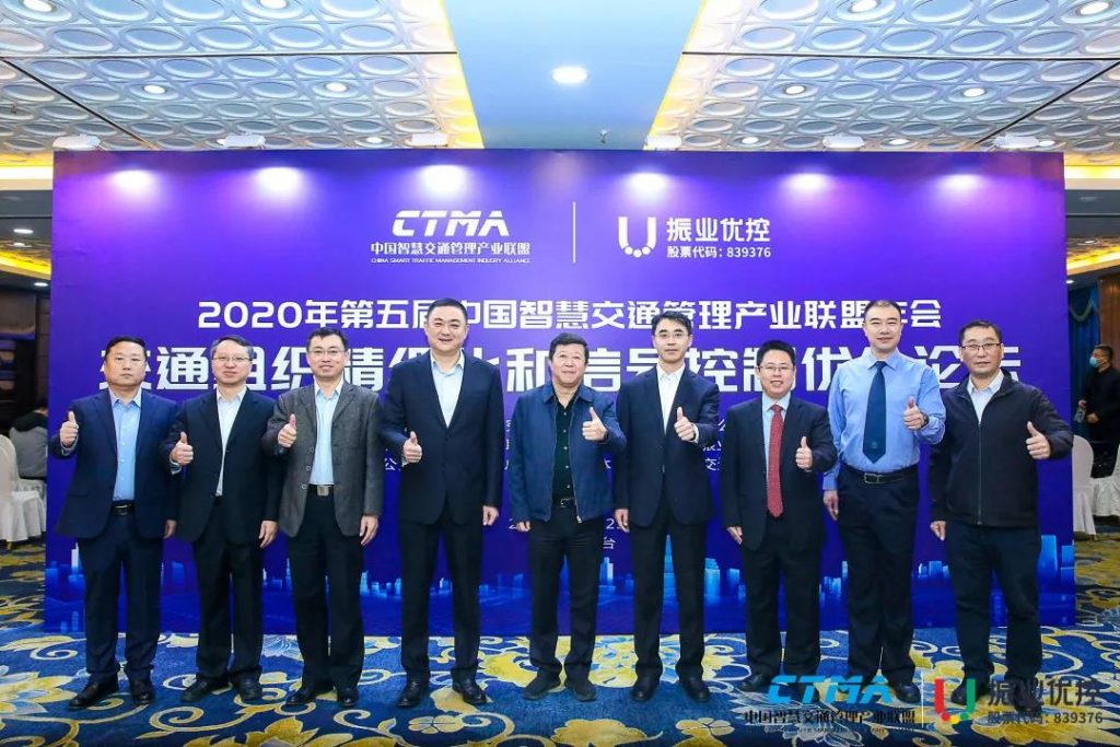 右三：CEO陳寧寧博士，右一：副總裁洪波