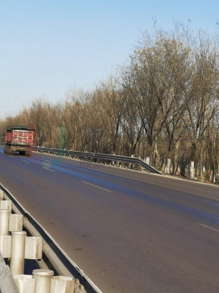 圖14 在道路一側(cè)危險處增設(shè)防護(hù)欄